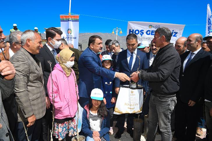 Malatya Büyükşehir Belediyesi Doğanyol’da Fidan Dağıtımı Yaptı