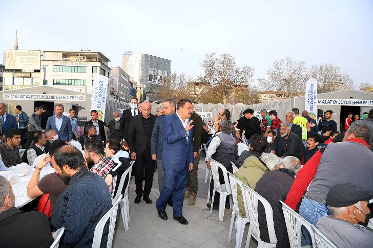 Büyükşehir Belediyesi tarafından günlük 5000 kişilik iftar yemeği dağıtılıyor