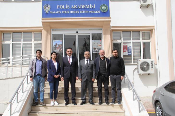 Başkan Aydın, Türk Polis Teşkilatı’nın 177. Yıldönümü dolayısıyla POMEM Müdürü Faruk Nalçacı’ya plaket takdiminde bulundu.