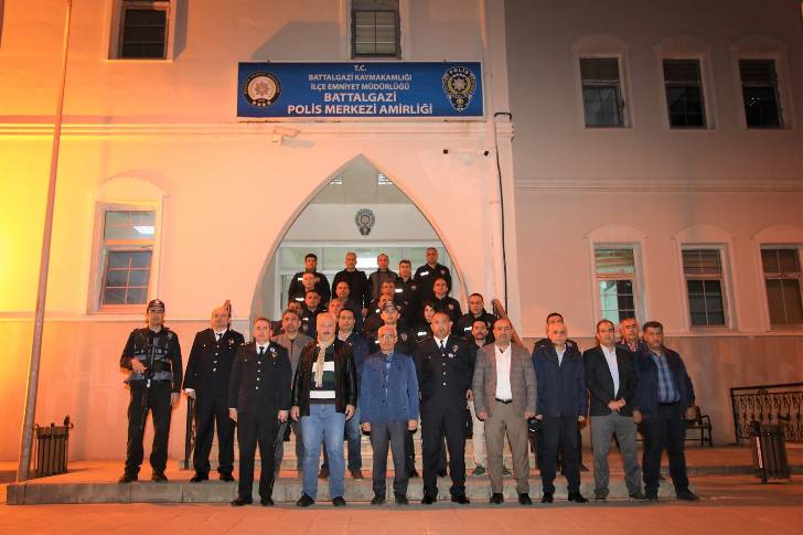 Başkan Güder, Battalgazi Polis Merkezi Amirliği’nde nöbetçi polis memurları ile iftar programında bir araya geldi.