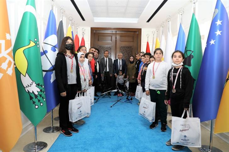 Battalgazi Belediye Başkanı Osman Güder, Gençlik ve Spor İl Müdürlüğündeki sporcular ve antrenörleriyle bir araya geldi.