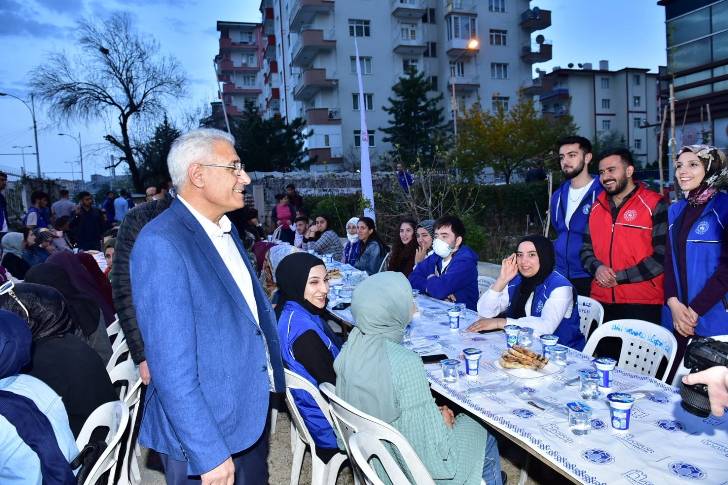 Battalgazi Belediye Başkanı Osman Güder, Fırat Gençlik Merkezindeki gönüllü gençlerle iftar programında bir araya geldi.