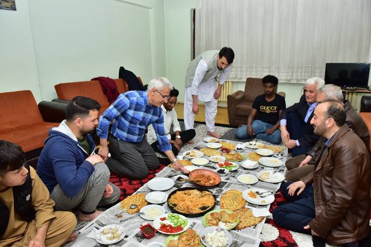 Battalgazi Belediye Başkanı Osman Güder, İnönü Üniversitesi’nde okuyan Uluslararası öğrenciler ile birlikte sahur yaptı.