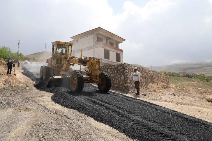 Battalgazi Belediyesi sıcak asfalt çalışmaları gerçekleştirdi.