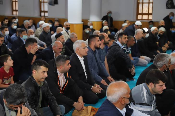Başkan Güder, Ramazan Bayramı’nda bayram namazını, Turgut Özal Camii’nde çok sayıda vatandaşla birlikte kıldı