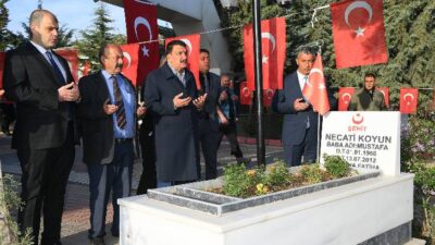 Başkan Gürkan, Ramazan Bayramı’nın birinci gününde şehitlik’i ziyaret etti
