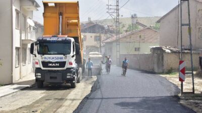 Büyükşehir, Orduzu Mahallesi Çınar Çarşıbaşı Caddesi’ndeki sıcak asfalt çalışmalarını tamamladı