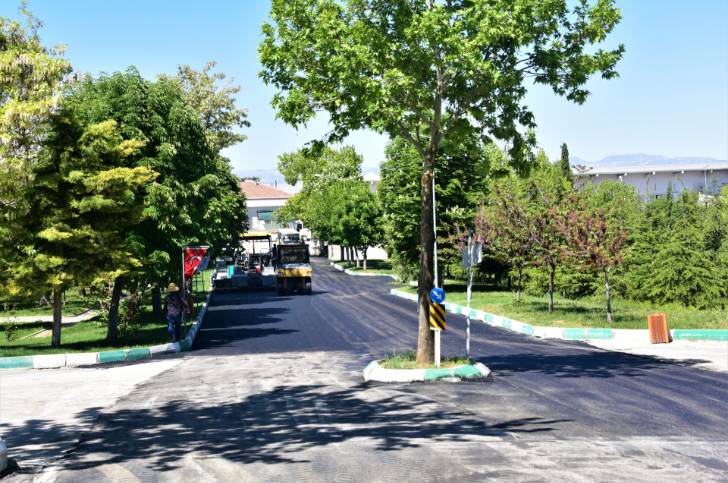 Malatya Şehir Mezarlığı’nda Asfalt Çalışması Yapılıyor