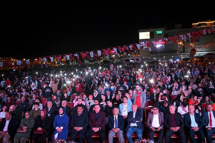 Büyükşehir Belediyesinin düzenlediği Gençlik Şöleni konserine binlerce Malatyalı katıldı