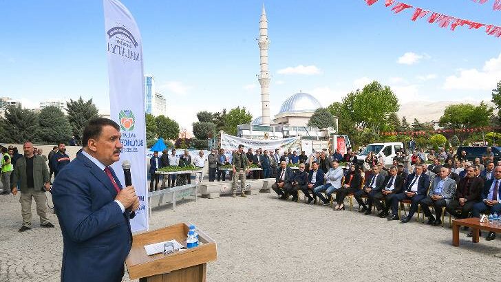 Büyükşehir Belediyesi önü tarım şölenine sahne oluyor
