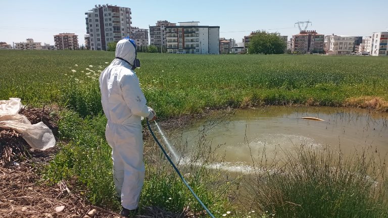 Adıyaman Belediyesi Park ve Bahçeler Müdürlüğü ekipleri, şehir genelinde ilaçlama çalışması yaptı.