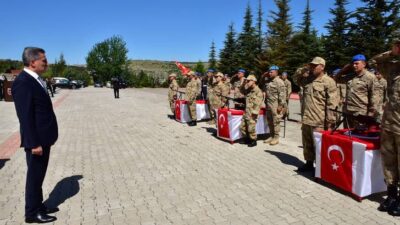 Vali Aydın Baruş, İl Jandarma Komutanlığında ve Altay Kışlası’nda engelli asker adayları için düzenlenen temsili yemin törenine katıldı.