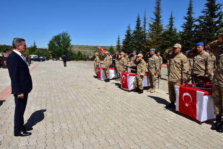 Vali Aydın Baruş, İl Jandarma Komutanlığında ve Altay Kışlası’nda engelli asker adayları için düzenlenen temsili yemin törenine katıldı.