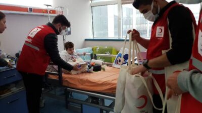 Malatya Kızılay Şube, Bayramda hastanede ki çocukları ziyaret etkinliği düzenledi