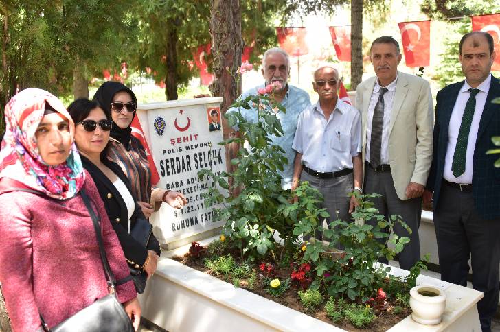 Malatya Büyükşehir Belediyesinden Anlamlı Etkinlik Şehitliğe Rengarenk Çiçek Ekimi Gerçekleştirildi