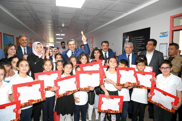 Başkan Gürkan,Vali Hulusi Şahin ile birlikte öğrencilerin karne sevincine ortak oldu ve öğrencilere karne dağıttı.