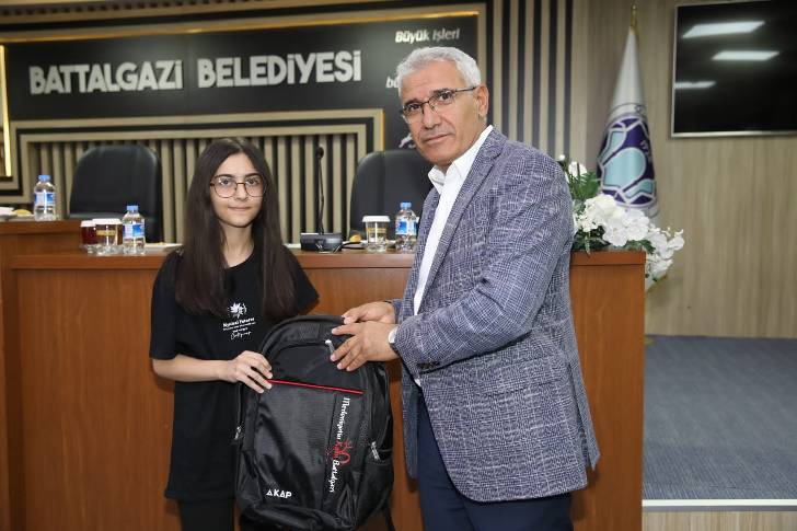 Battalgazi Belediye Başkanı Osman Güder’den LGS’de Dereceye Girenleri Ödül
