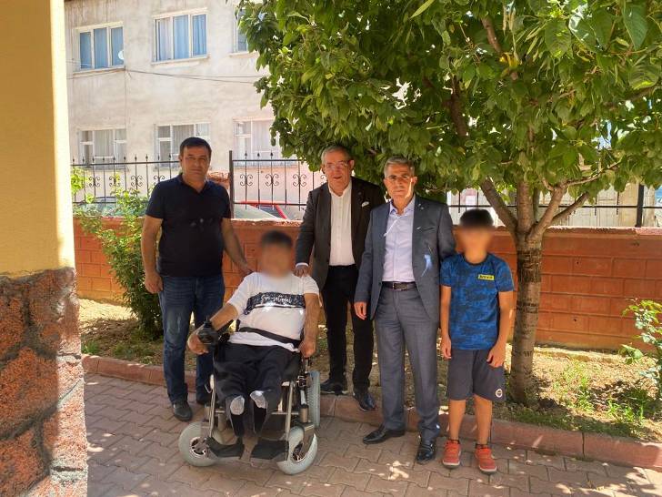 İş İnsanı Reşat Erdoğan kendisinden yardım isteyen bir engelli vatandaşa akülü sandalye hediye etti