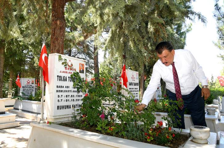 Başkan Gürkan, Şehitliği ve Şehit Ailesini Ziyaret etti