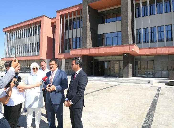 Başkan Gürkan Mehmet Ali Aydınlar Fen Lisesinde incelemelerde bulundu