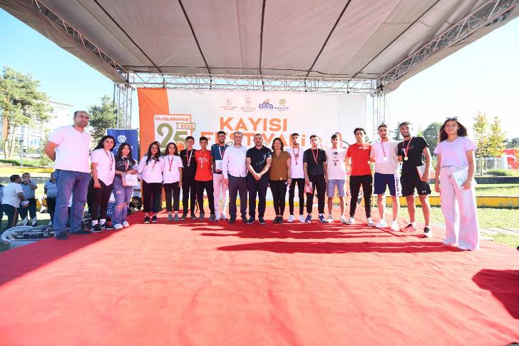 Bu yıl 25’incisi gerçekleştirilen Malatya Kültür Sanat ve Kayısı Festivali çerçevesinde ‘Spor Şenliği’ düzenlendi.