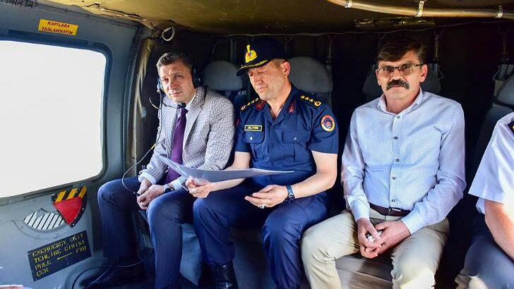 Vali Şahin, trafik tedbirlerini helikopter ile havadan kontrol etti.