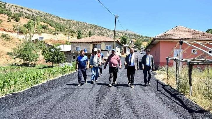 Doğanşehir Belediye Başkanı Ziraat Mühendisi Durali Zelyurt, Elmalı Mahallesinde asfalt çalışmasını inceledi.