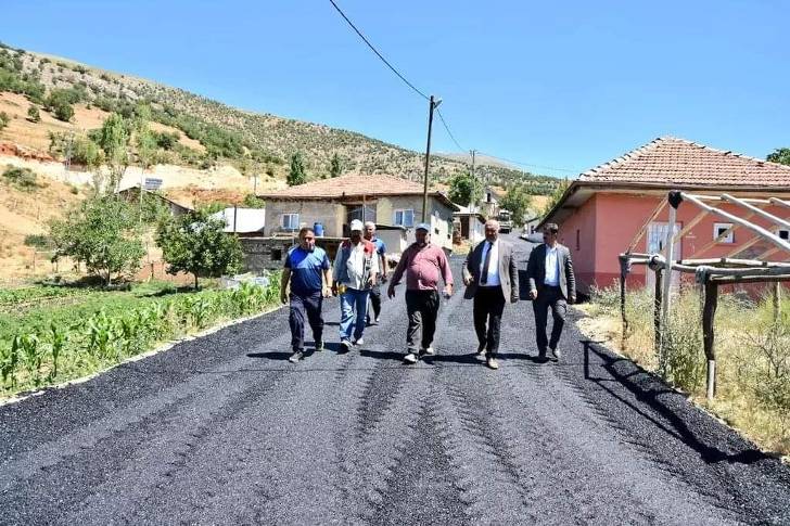 Doğanşehir Belediye Başkanı Ziraat Mühendisi Durali Zelyurt, Elmalı Mahallesinde asfalt çalışmasını inceledi.