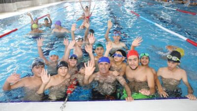 Başkan Güder,Yarı Olimpik Yüzme Havuzu”nda gençlerle bir araya gelerek, onlarla birlikte kulaç attı.