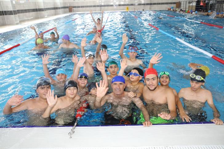 Başkan Güder,Yarı Olimpik Yüzme Havuzu”nda gençlerle bir araya gelerek, onlarla birlikte kulaç attı.