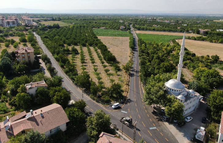 Malatya Büyükşehir Belediyesi, Kemerköprü-Alişar ve Mahmutlu grup yolunu asfaltlıyor.