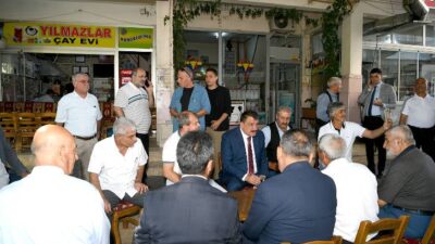 Akpınar esnaflarını ziyaret eden Başkan Gürkan vatandaşlarla bir süre sohbet etti.
