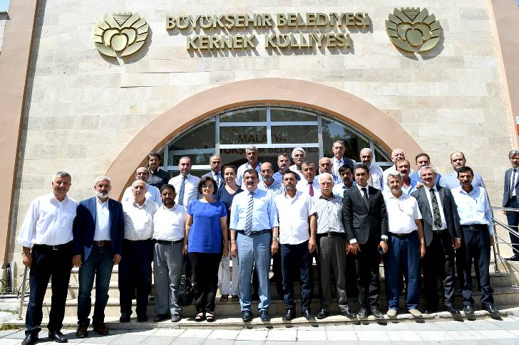 Malatya Büyükşehir Belediye Başkanı Selahattin Gürkan Kernek Külliyesinde Muhtarlarla bir araya gelerek istişarelerde bulundu.