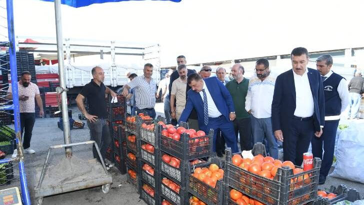 Başkan Gürkan, beraberinde AK Parti MKYK Üyesi ve Malatya Milletvekili Bülent Tüfenkci ile birlikte Malatya Sebze Meyve Hali’ni ziyaret etti.