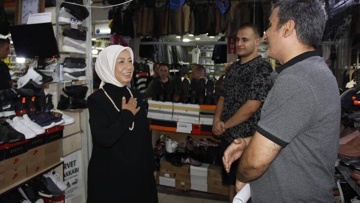 Ayakkabıcılar Çarşısı esnafıyla çay içen ve uzun süre sohbet eden Çalık, vatandaşlarla da bir araya geldi.