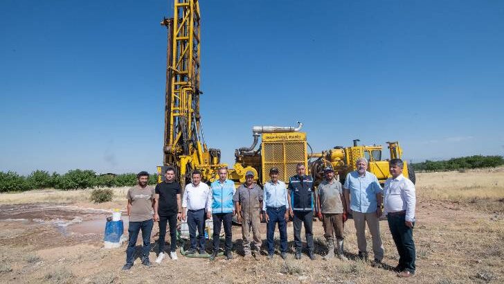 MASKİ Genel Müdürü Mehmet Mert ve Yukarıörükçü Mahalle Muhtarı Necmettin Korkmaz çalışmaları yerinde incelediler.