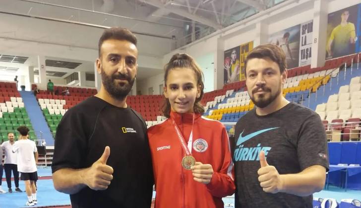Malatya Büyükşehir Belediye Spor Kulübünün sporcularından Zeynep Nil Menekşe, Anadolu Yıldılar Ligi Finalinde (ANALİG) Taekwondo’da Türkiye 1’incisi oldu.