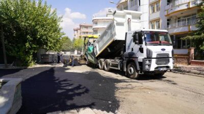 Adıyaman Belediyesi tarafından Alitaşı Mahallesi’nde asfalt serim çalışması yapılıyor.