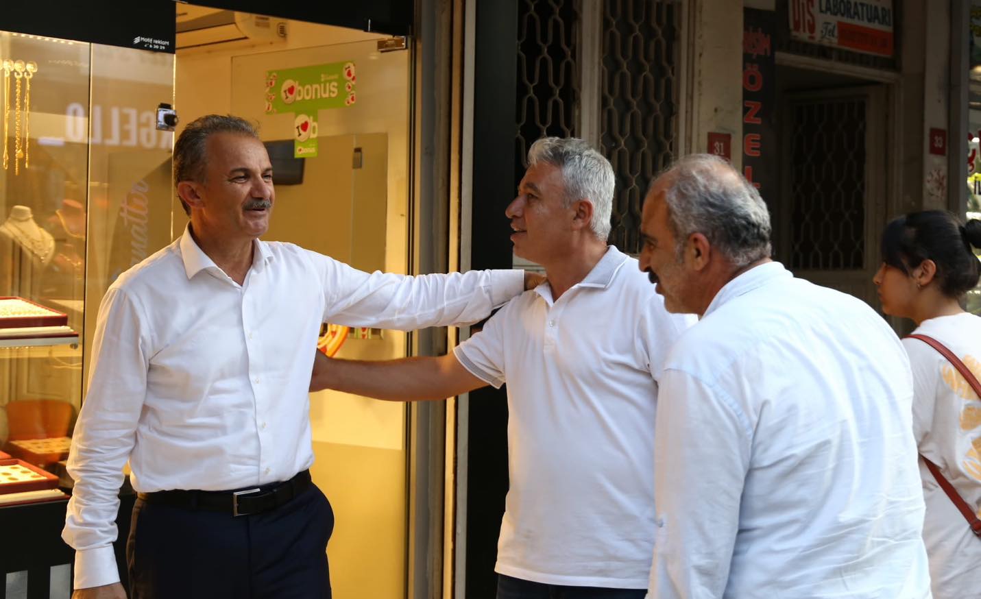 Adıyaman Belediye Başkanı Dr. Süleyman Kılınç, Ulucami Mahallesi’nde esnaf ziyareti gerçekleştirdi.