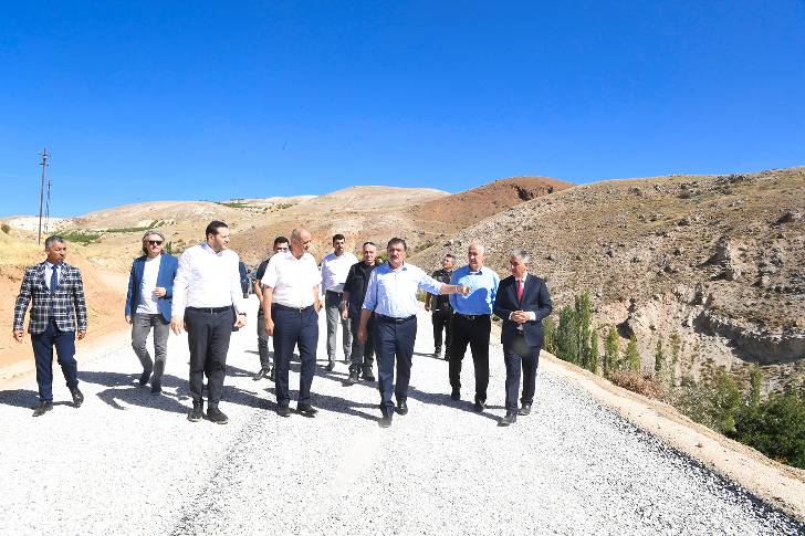 Başkan Gürkan Kuluncak İlçesi sınırları içerisinde bulunan Bıyıkboğazı mahallesi ile Başören Mahallesi grup yolunda incelemelerde bulundu.