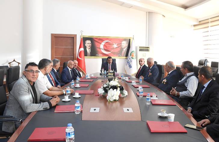19 Eylül Gaziler Günü ve Haftası nedeniyle, Malatya Gazi Dernekleri Başkanları Büyükşehir Belediye Başkanı Selahattin Gürkan’ı makamında ziyaret ettiler.