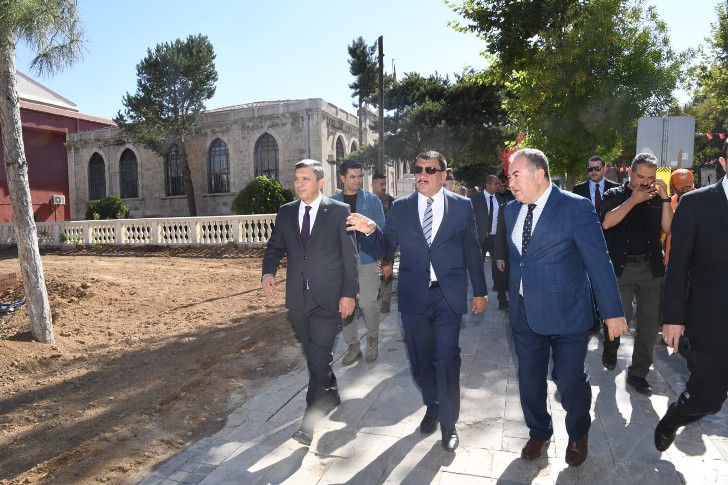 Başkan Gürkan Malatya’ya kazandırılacak olan meydan ve tören alanında incelemelerde bulundu.