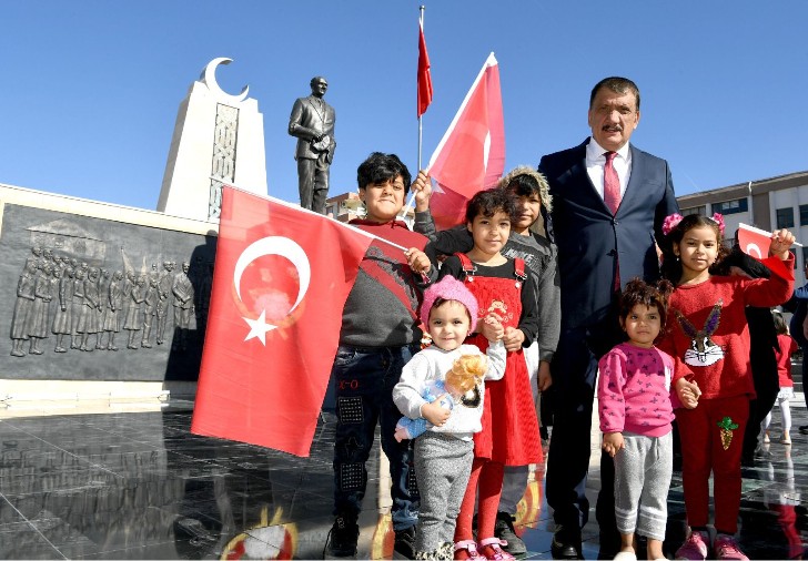 29 Ekim Cumhuriyet Bayramı dolayısıyla Cumhuriyet Meydanında çelenk sunma töreni düzenlendi.