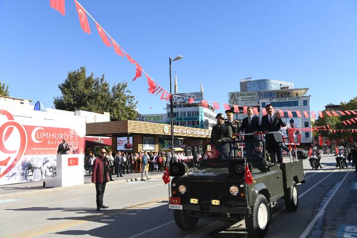 29 Ekim Cumhuriyet Bayramı kutlamaları kapsamında 15 Temmuz Milli İrade Meydanı’nda ‘Geçiş Töreni’ yapıldı.