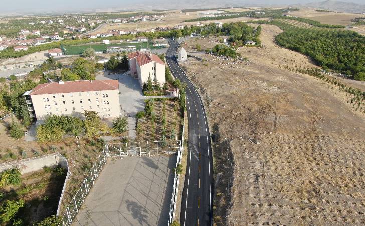 Büyükşehir, Hasan Basri Türbesi yolunu sıcak asfalt ile kaplayarak daha konforlu hale getirdi.