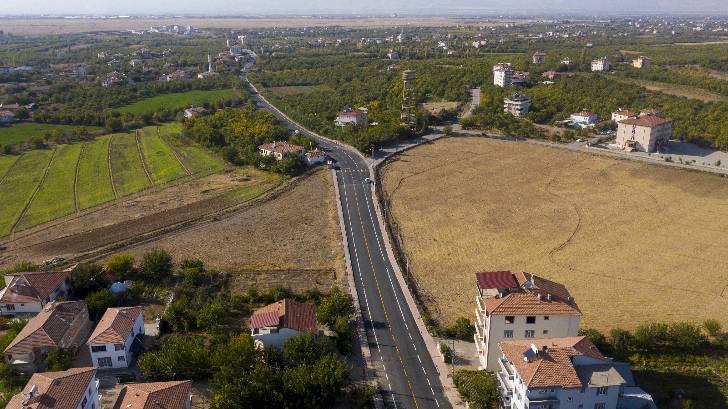 Büyükşehir Belediyesi, sıcak asfalt serim çalışmalarına hız vererek ulaşımı sağlıklı ve konforlu bir hale getiriyor.