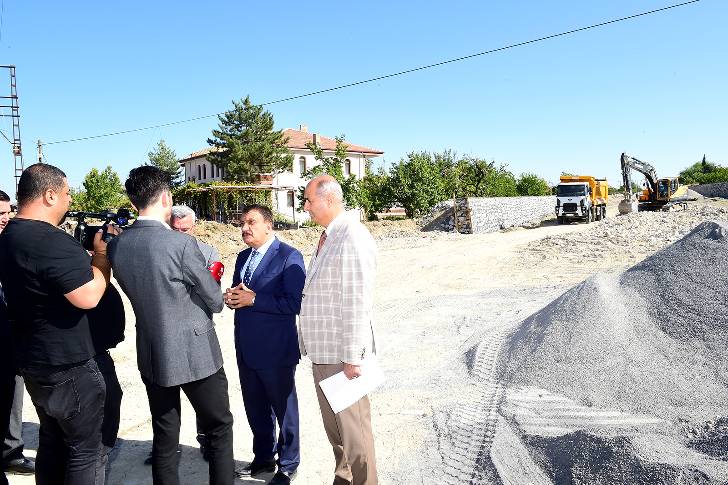 Başkan Gürkan, Güldal Akşit Bulvarı – Bahçebaşı Mahallesi ile Gelincik Tepesi bağlantı yolunda incelemelerde bulundu