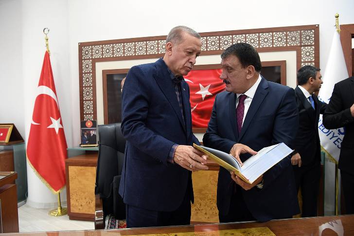 Toplu Açılış Töreni’ne katılmak üzere Malatya’ya gelen Cumhurbaşkanı Sayın Recep Tayyip Erdoğan, tören sonrasında Büyükşehir Belediyesini ziyaret etti. 