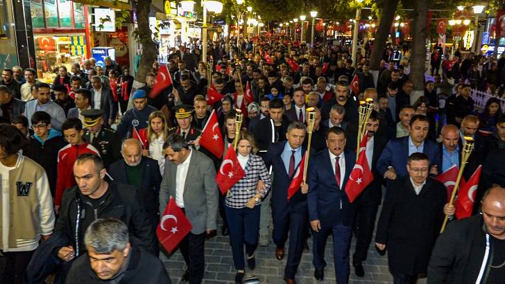 Cumhuriyetimizin kuruluşunun 99’uncu yıl dönümü kutlamaları kapsamında kortej yürüyüşü ve fener alayı düzenlendi.