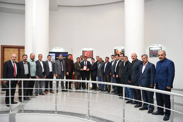 Malatya Muhtarlar Dernek Başkanı Şahin Demirci ve yönetimi,Başkan  Gürkan’ı makamında ziyaret ederek bir süre görüştü.